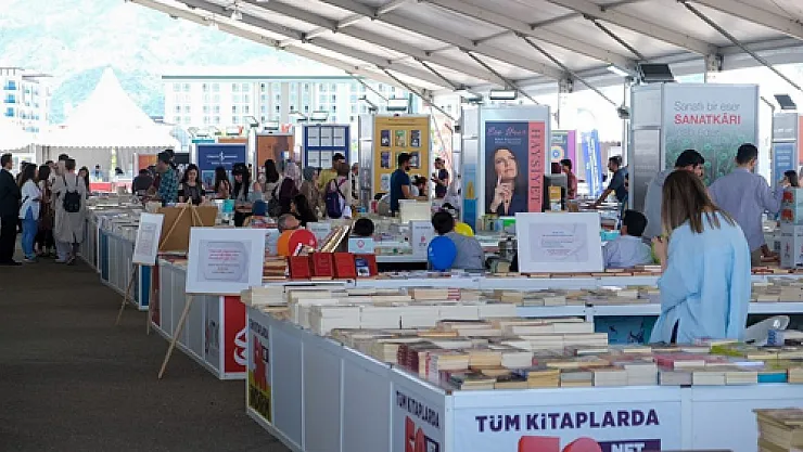 Afyonkarahisar Kitap Fuarı ziyaretçi akınına uğruyor