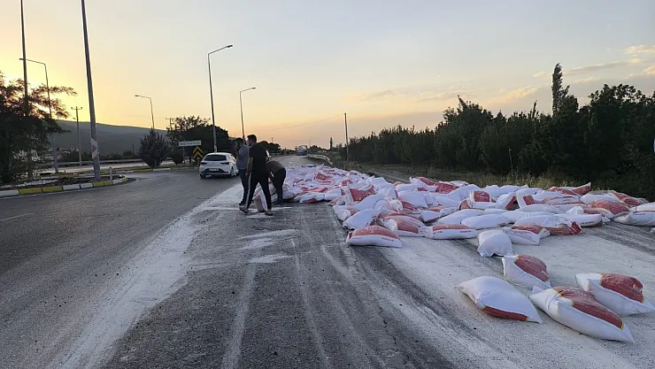 Afyonkarahisar Yolunda Kaza! Un Çuvalları Yola Saçıldı, Trafik Felç Oldu