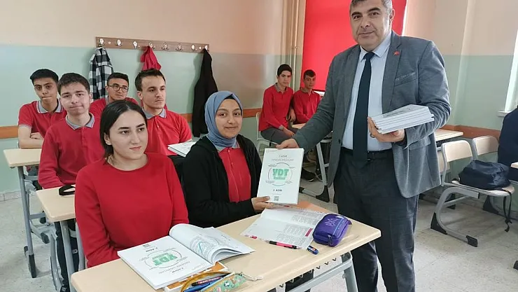Afyonkarahisar'da test kitapları dağıtıldı