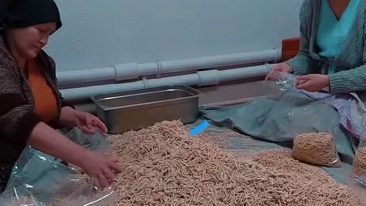 Afyonlu kadınlar depremzedelere 2 ton erişte yolladı