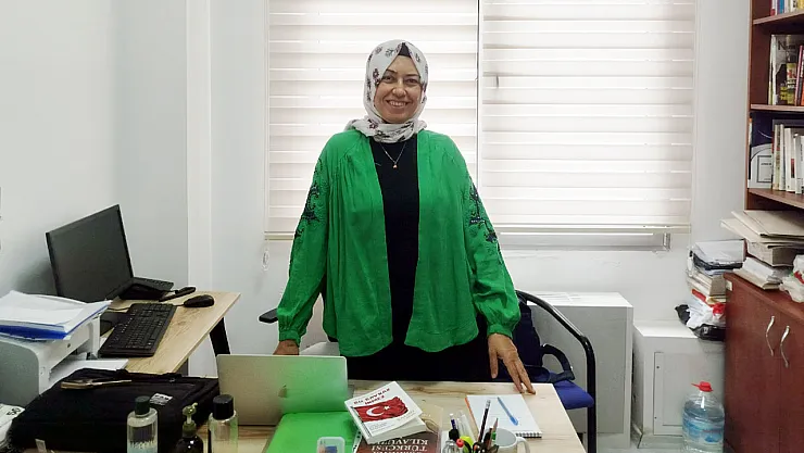 Afyonlu Profesörün Film Gibi Hikayesi: 14'ünde Gelin, 50'sinde Profesör