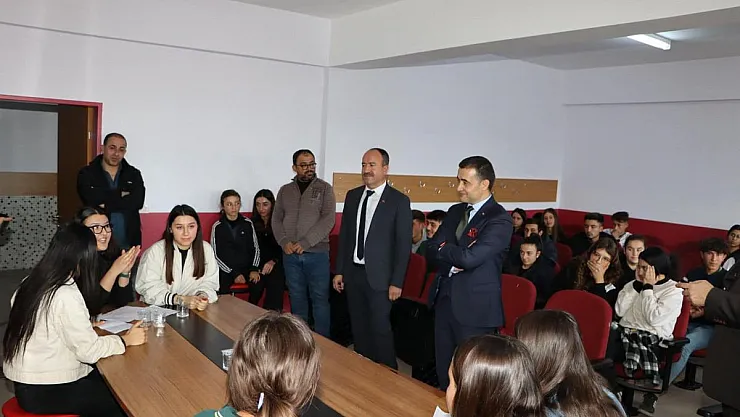 Afyon'un Bu Lisesinde Sınıflar Arası Münazara Yarışması Yapıldı