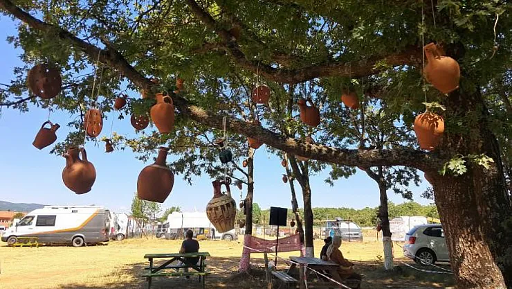 Ağaçlar, Çaput Yerine Çömlekle Süslendi