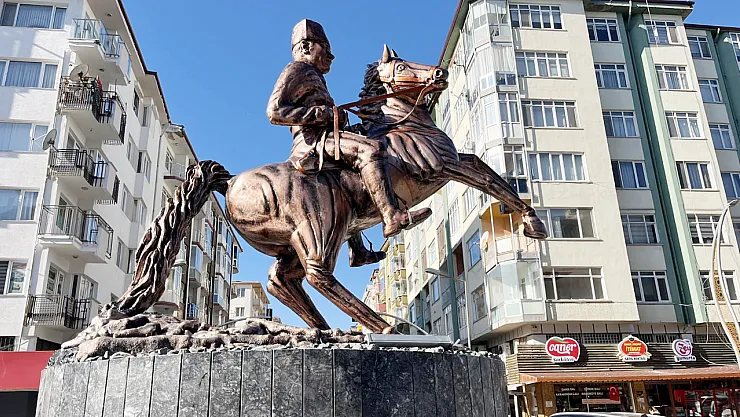 AK Parti'den Belediye'ye 'Atatürk Heykeli' Uyarısı