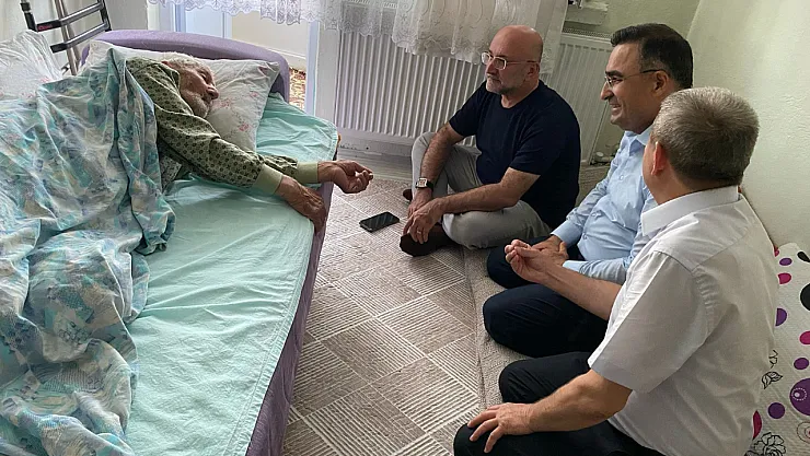 AK Parti Heyeti, En Yaşlı Üyenin Duasını Aldı