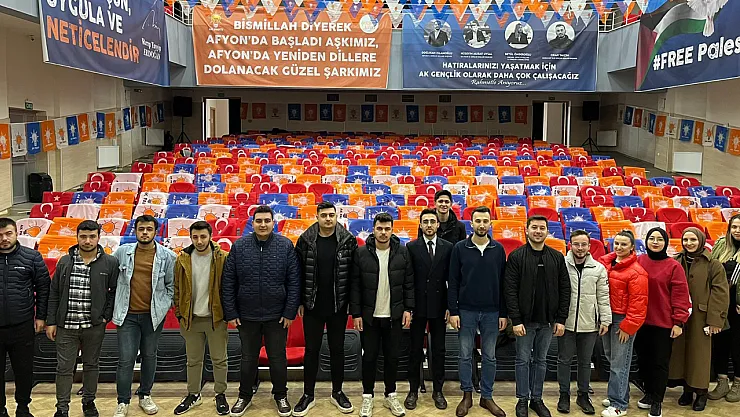 AK Partili Gençlerden Dünyaya Pankartlı Mesaj