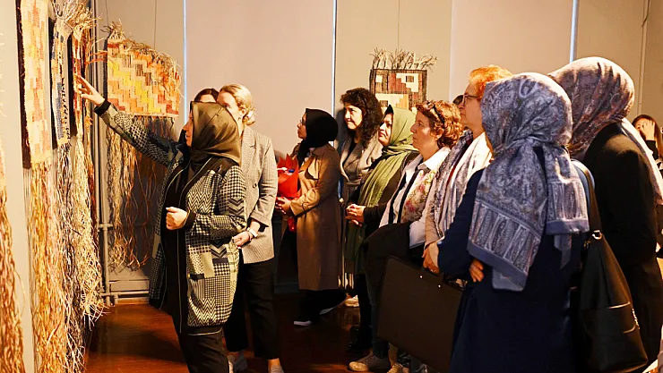 Akademisyenin Dokumaları Beğenildi