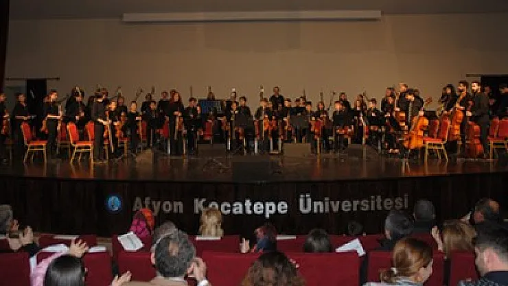 AKÜ çocuk orkestrası rock konseri verdi