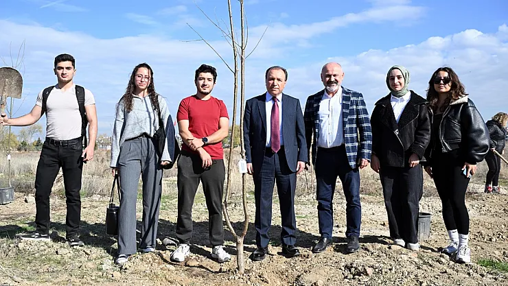 AKÜ'de 1300 Fidan Toprakla Buluştu