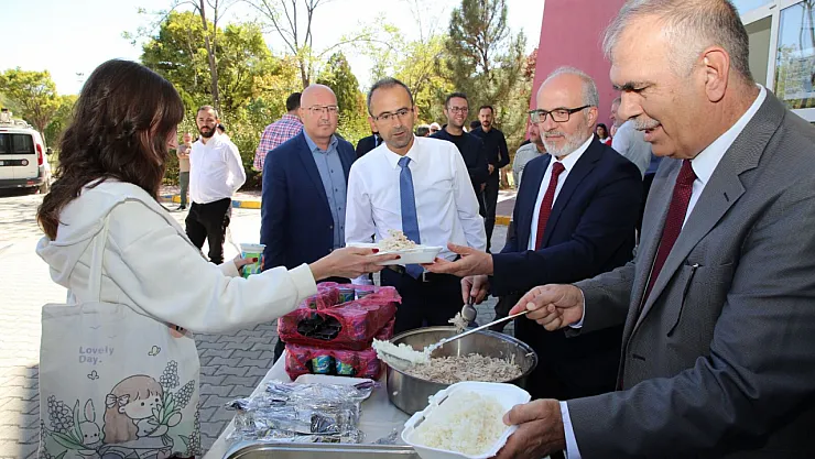 AKÜ'de İlk Gün Böyle Başladı: Fakülte Bahçesinde Tavuklu Pilav Coşkusu