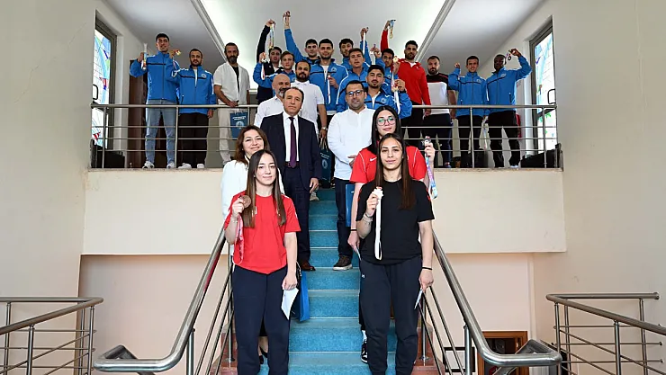 'AKÜ İmkânlarını Öğrenciler İçin Seferber Ediyor'