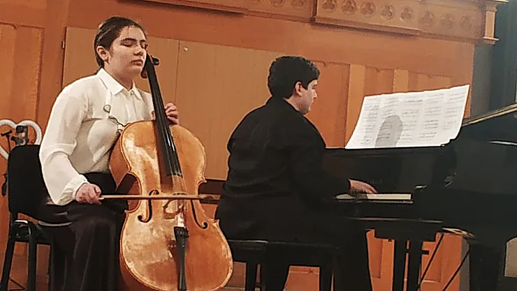 AKÜ'lü Otizmli Öğrenci Erdeniz, Bakü'de Solo Konser Verdi