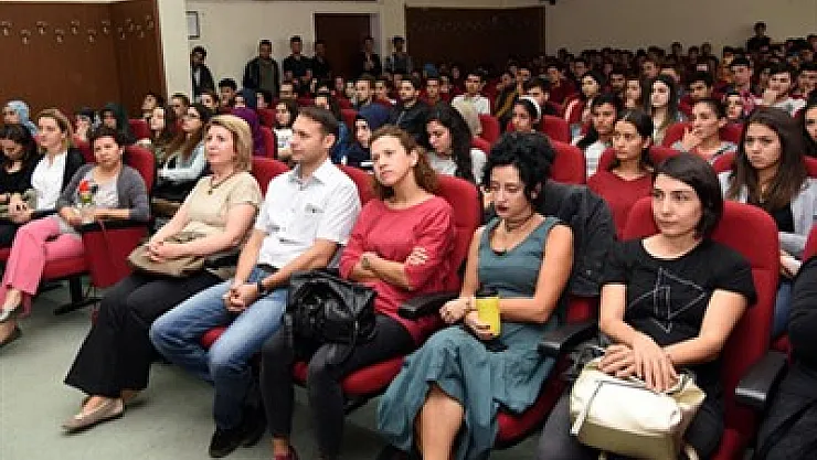 AKÜ’de halka açık yabancı dil kursu veriliyor