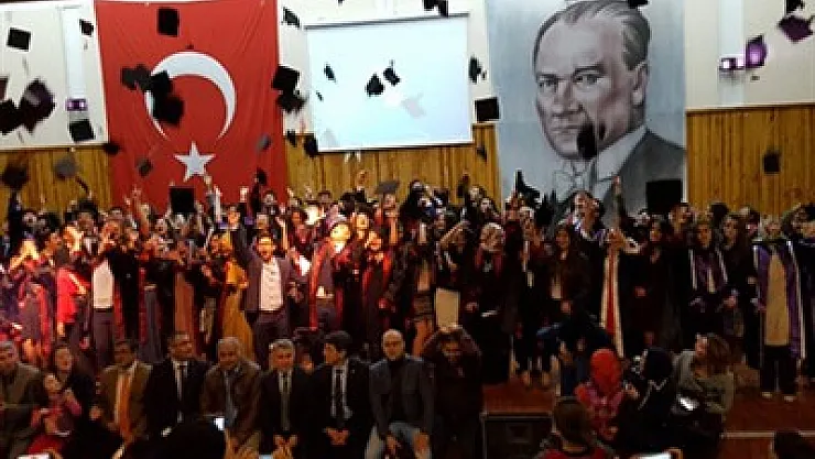 Ali Çağlar Anadolu Lisesi'nde mezuniyet sevinci