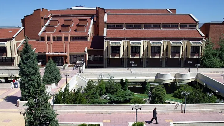 Anadolu Üniversitesi Kütüphanesi Bilgiye Açılan Kapı Olmayı Sürdürüyor