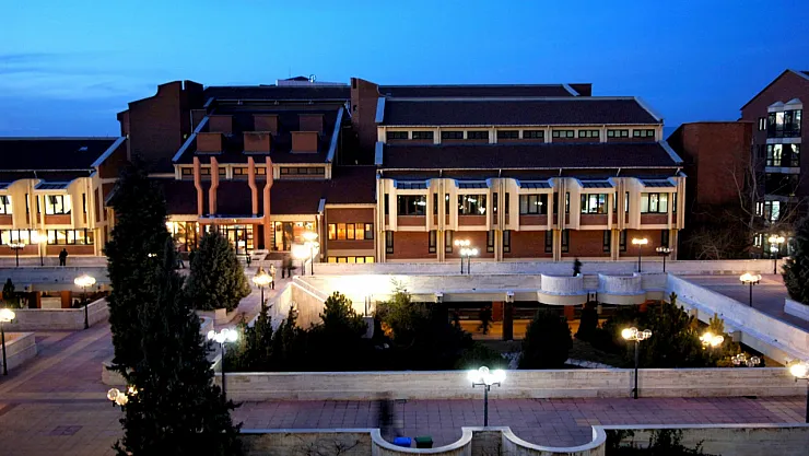 Anadolu Üniversitesi Kütüphanesi 7/24 Öğrencilerin Yanında