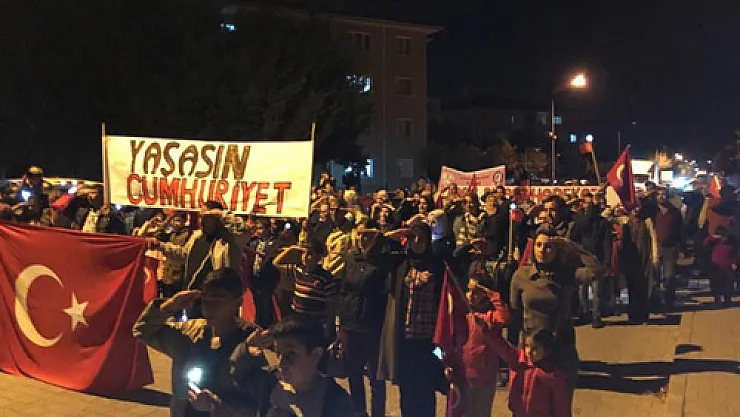 Anaokulu öğrencilerinden fener alayı