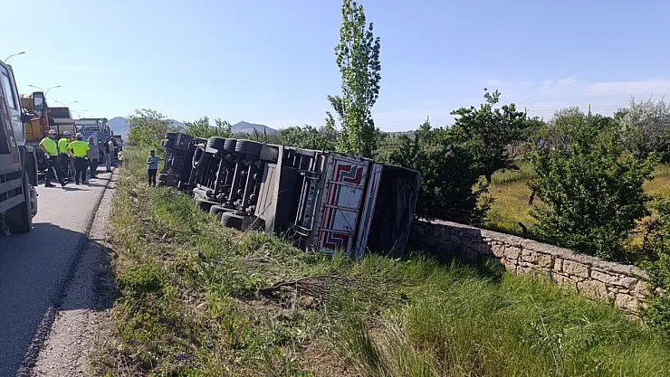Angus Yüklü Tır Devrildi, 1 Kişi Yaralandı