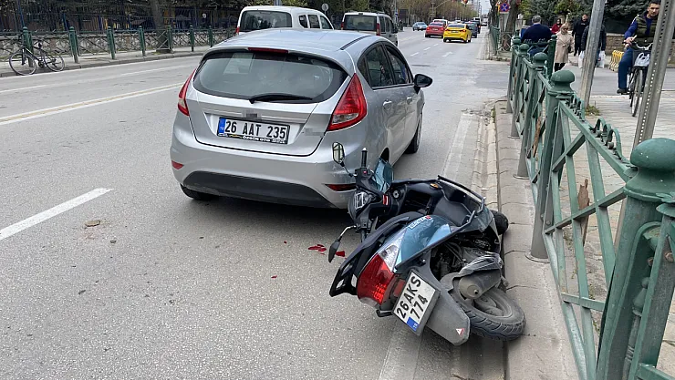 Ani Fren Yapan Otomobile Arkadan Çarpan Motosikletin Sürücüsü Yaralandı