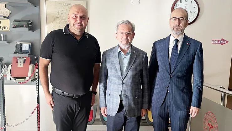 Ankara Üniversitesi Rektörü Prof. Ünüvar, Kime Rozet Taktı?