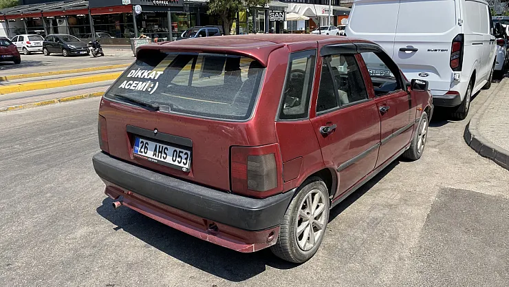 Aracının Arka Camında 'Dikkat Acemi' Yazıyor, Trafikte Herkes Ondan Uzak Duruyor