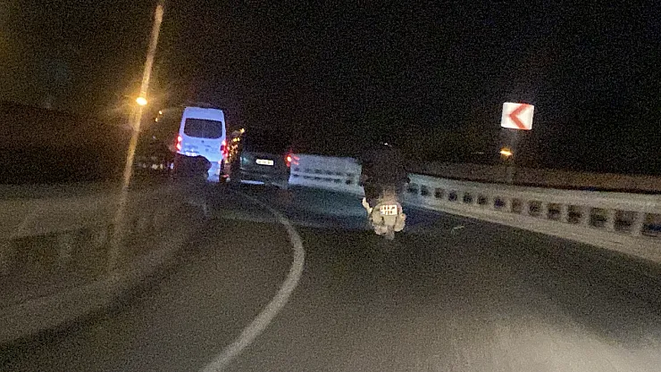 Arka Işıkları Yanmayan Motosikletli Hem Kendisini Hem De Trafiği Tehlikeye Düşürdü