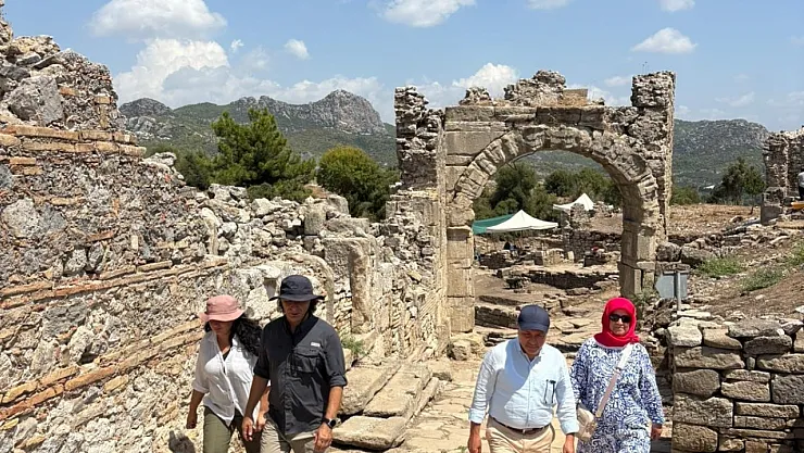 Aspendos Kazısında Dalgalanan AKÜ Bayrağı Gururlandırdı