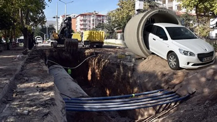 Atatürk Caddesi’ne kanalizasyon ve yağmursuyu kollektör hattı döşeniyor