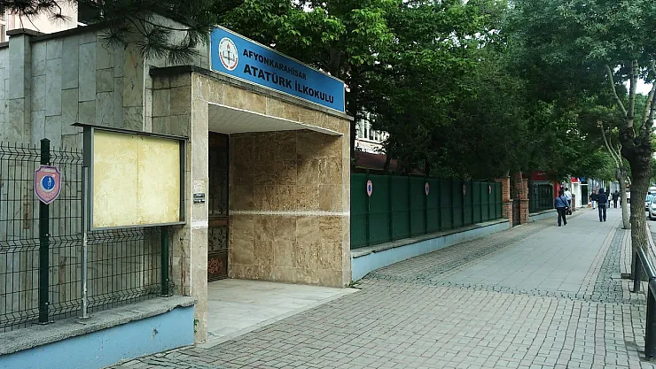 Atatürk İlkokulu'nda Atatürk büstü yok