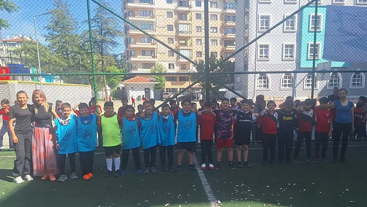 Atatürk’ün Öğrencileri Halı Sahada Yarışıyor