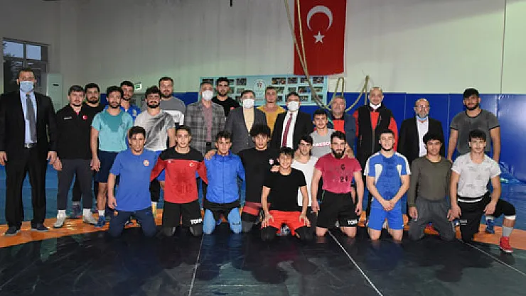 Aydın Kaya’ya eşofman hediye etti