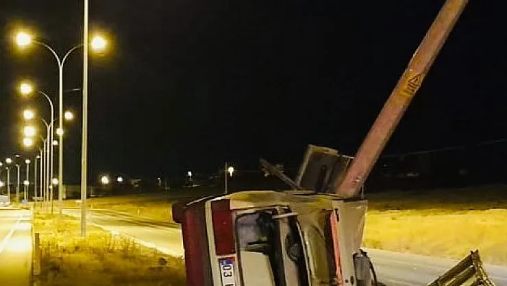 Aydınlatma direğine çarpan Tofaş ikiye bölündü