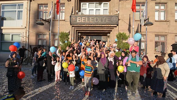 Azra bebek balonlarla tedaviye uğurlandı