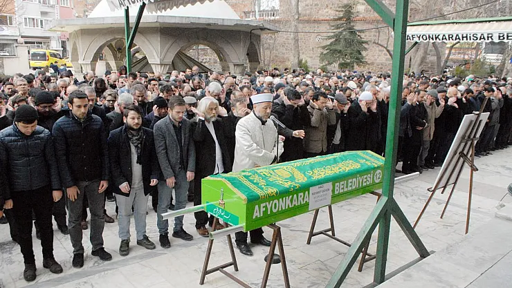 Babasının cenaze namazını kıldırdı