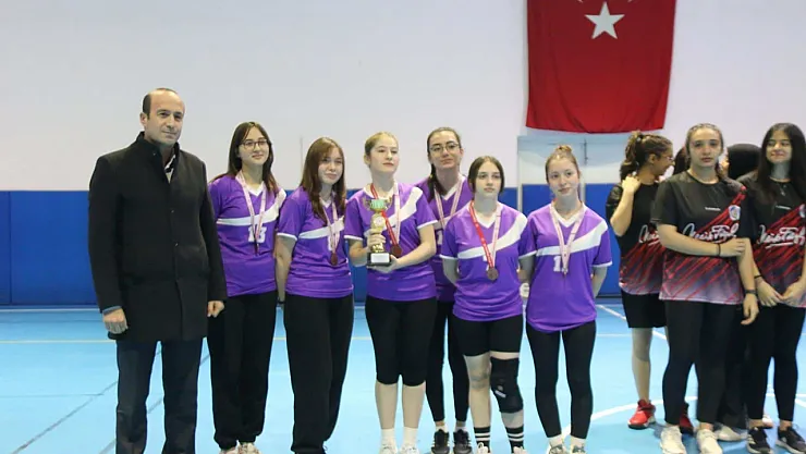 Badminton Turnuvası'nda Şampiyonlar Ödüllerini Aldı