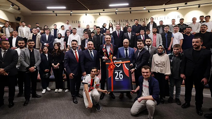 Bakan Bayraktar, Anadolu Üniversitesi'nde Gençlerle Buluştu