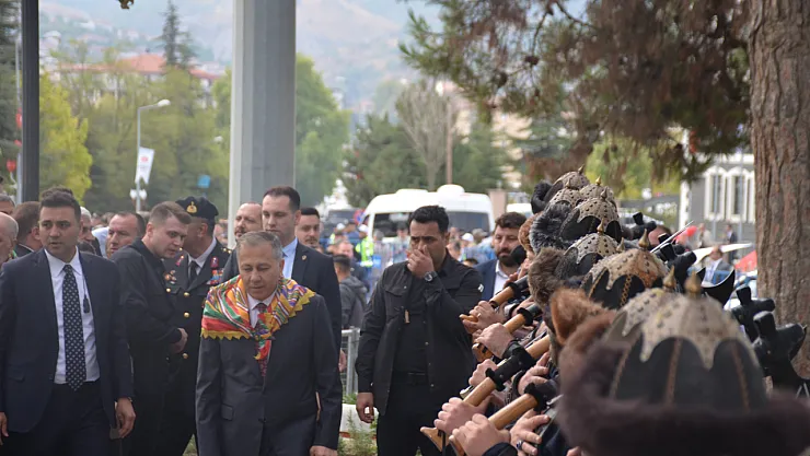 Bakan Yerlikaya, Ertuğrulgazi Türbesi'nde Dua Etti