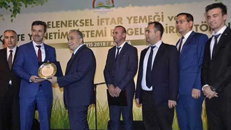 Bakan'dan Afyon'a plaket – Kocatepe Gazetesi