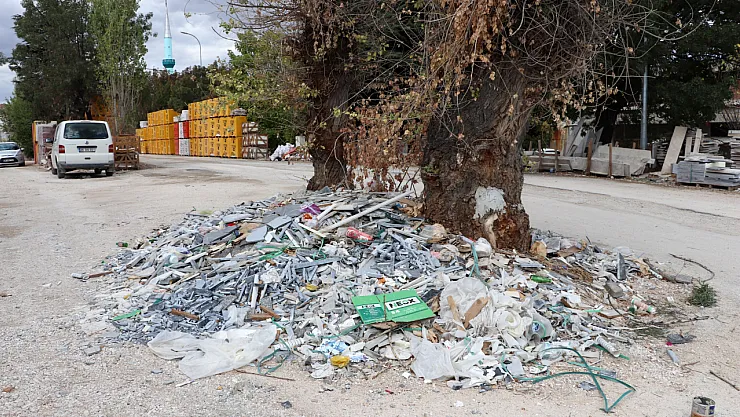 Baksan Sanayi Sitesi'nde Ağacın Çevresindeki Moloz Ve Sanayi Atıklarına Tepki