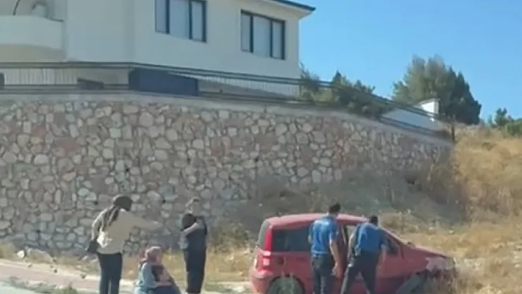 Bariyerlere Çarpan Otomobil Sürücüsü Yaralandı