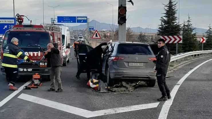 Bariyerlere Saplanan Otomobilin Sürücüsü Hayatını Kaybetti