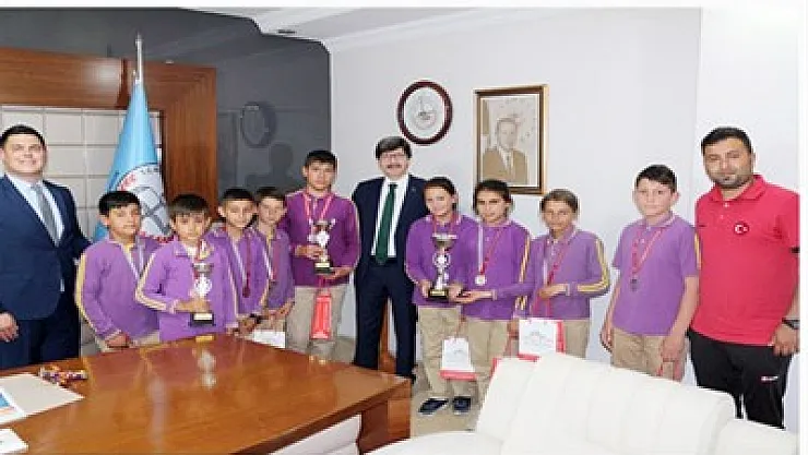 Başarılı öğrenciler Yalçın'ı ziyaret etti