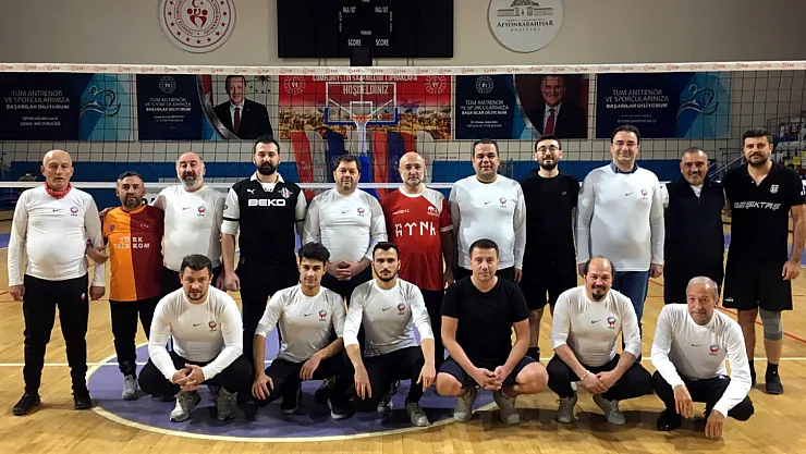 Basın, AK Parti'ye Karşı. Kızılkurtlar Sahada