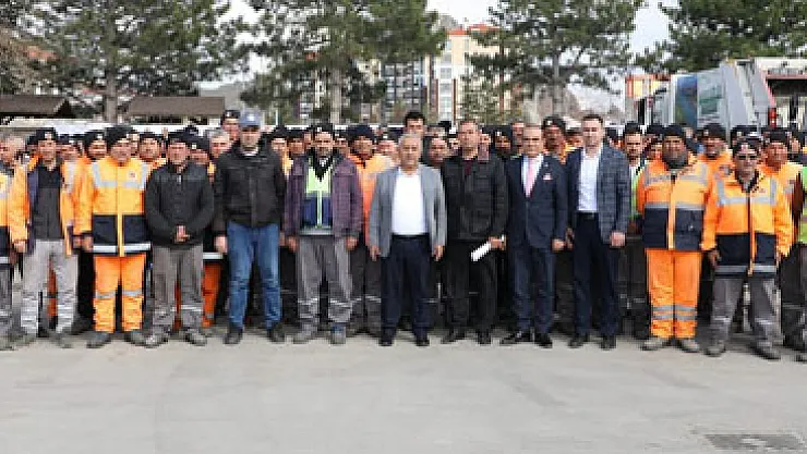 Başkan Zeybek, personeli unutmadı