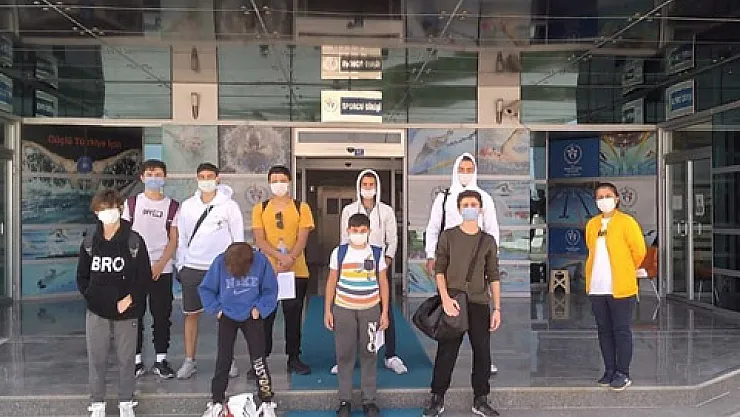 Basketbolcular yüzme öğreniyor