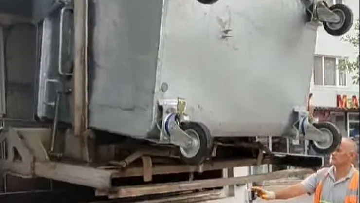 Bayırköy'de Çöp Konteynerleri Düzenli Olarak Tek Tek Yıkanıp Dezenfekte Ediliyor