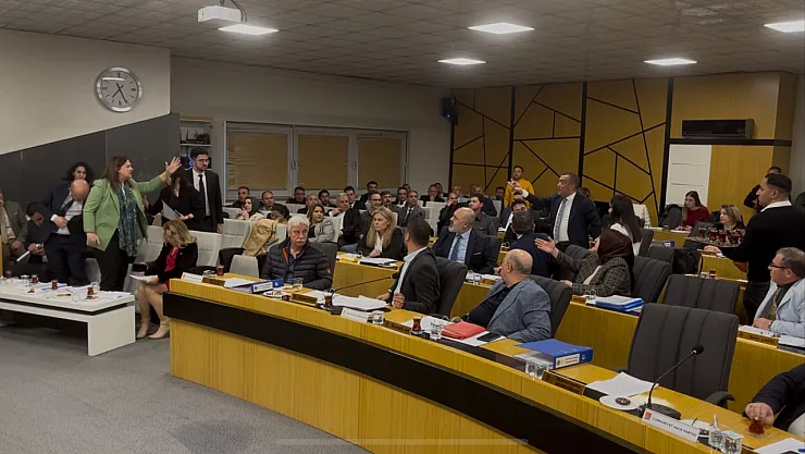 Belediye Meclisi'nde Gerginlik: Başkan İle Meclis Üyesi Birbirinin Üzerine Yürüdü!