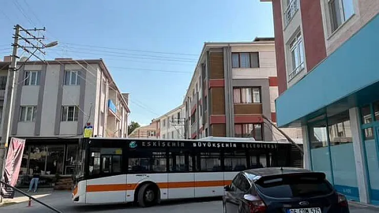 Belediye Otobüsü Direği Devirdi