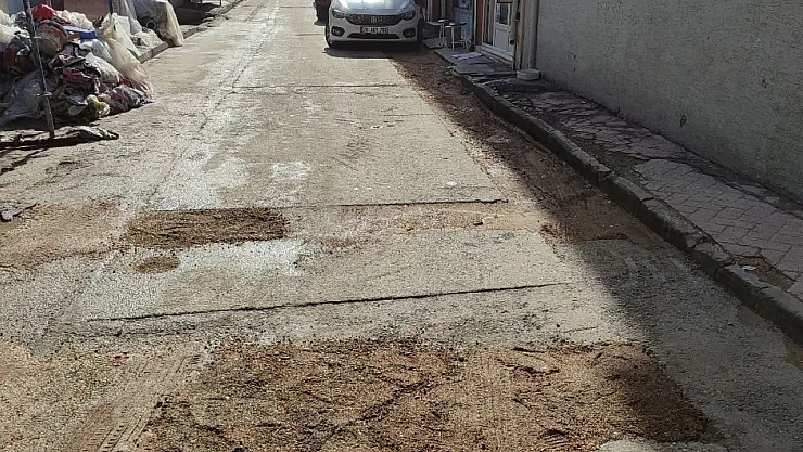 Belediyenin Onarmadığı Çukurları Vatandaş Düzeltmeye Çalıştı