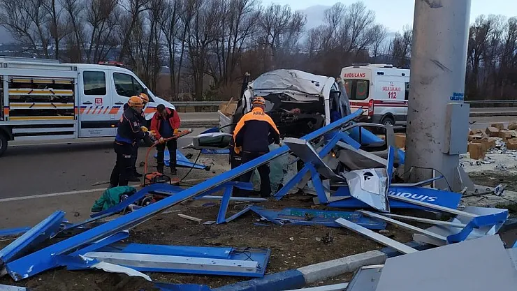 Benzinlik tabelasına çarptı: 1 ölü, 1 yaralı